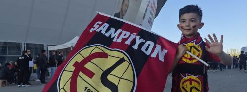 Eskişehirspor'a kumbarasını bağışlayan minik taraftar takımını yalnız bırakmadı