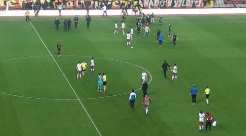 Eskişehirspor Altınordu maçında olay! Taraftarlar sahaya girdi!