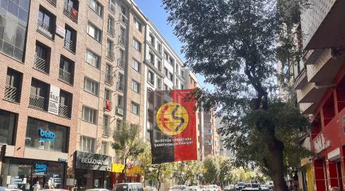 Eskişehirspor bayrakları kenti kırmızı-siyaha boyadı!