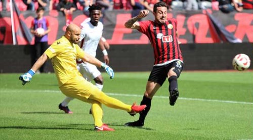 Eskişehirspor'da Kaan Kanak'tan müthiş özveri