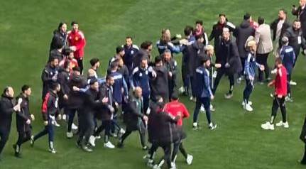 Eskişehirspor'da maç başlamadan tansiyon yükseldi: Sahada kavga çıktı!