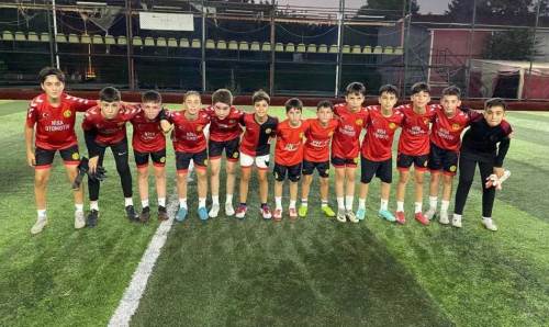 Eskişehirspor geleceğin futbol yıldızlarını sahaya çıkardı