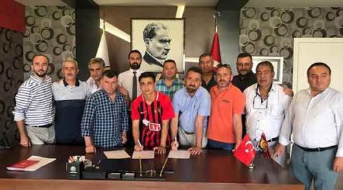 Eskişehirspor ile 3 yıllık sözleşmeye imza attı