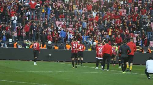 Eskişehirspor oyuncuları taraftarı alkışladı!