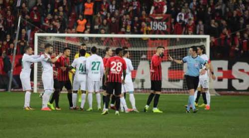 Eskişehirspor oyunu çirkinleştirmeye çalıştı