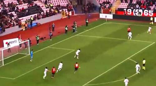 Eskişehirspor penaltı bekledi, hakem sadece izledi: İşte o pozisyon...