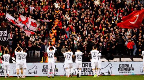 Eskişehirspor taraftarı galibiyet sonrası tribünleri inletti!