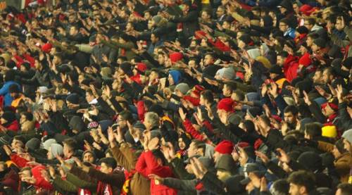 Eskişehirspor taraftarı şeref tribününe döndü ve...