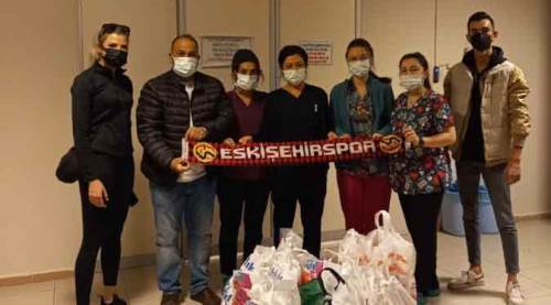 Eskişehirspor taraftarından çocuklara anlamlı ziyaret