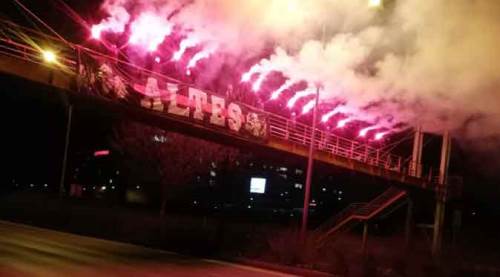 Eskişehirspor taraftarından sağlık çalışanları ve emniyet güçlerine meşaleli destek