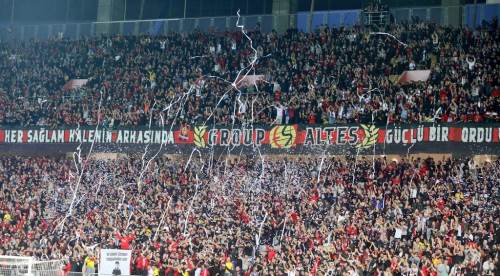 Eskişehirspor taraftarlarına müjde: 100 kişiye kombine hediye edilecek!