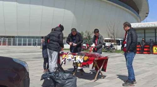 Eskişehirspor taraftarlarından forma ve atkılara yoğun talep