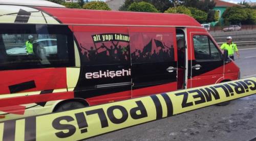 Eskişehirspor U12 oyuncularını taşıyan minibüs kaza yaptı