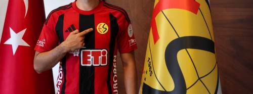 Eskişehirspor'un bir futbolcusu daha siyah-kırmızılı formayla devam edecek!