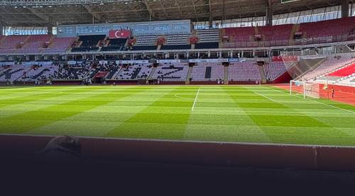 Eskişehirspor'un saha zemini Türkiye gündemine oturdu 