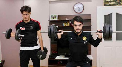 Eskişehirspor'un yıldızları evlerini spor salonuna çevirdi