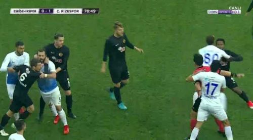 Eskişehirspor ve Rizesporlu futbolcular birbirine girdi