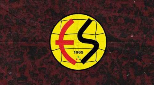 Eskişehirsporlu oyunculara çirkin saldırı: Sahaya atlayıp...