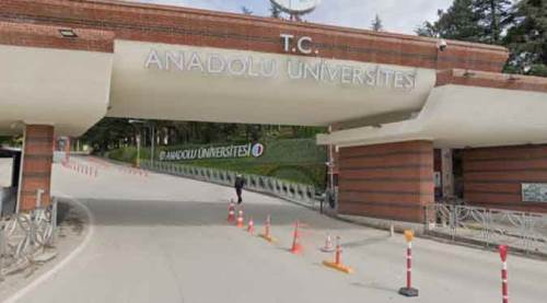 Eskişiehir’de tepki çeken “uyarı”: Kadın çalışanlar kısa etek giymesin!