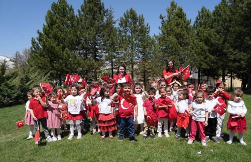 Esmek oyun evlerinden miniklere 23 nisan coşkusu