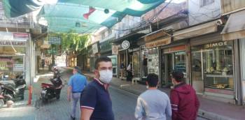 Esnaf Güneş Sıcağından Korunmak İçin Gölgelik Yaptı
