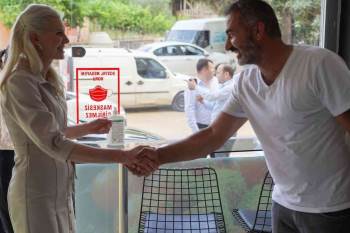 Esnafı Ziyaret Ederek Müjdeli Haberi Verdi
