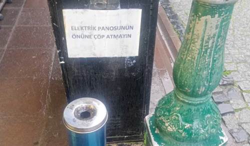 Esnaftan elektrik panosu önüne çöp uyarısı