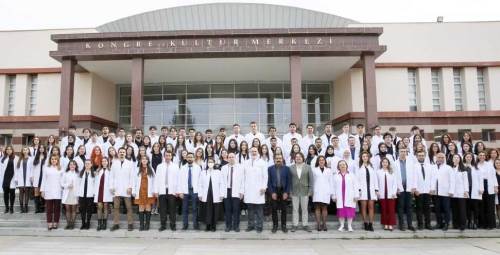 ESOGÜ'de genç diş hekimleri beyaz önlükleriyle mesleğe adım attı