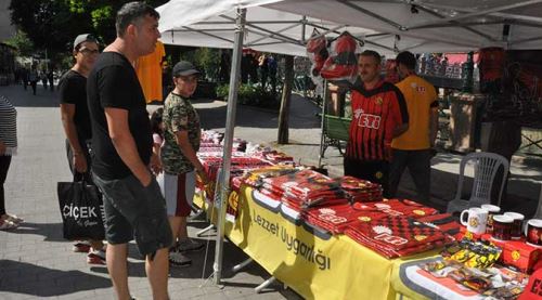 Esstore yeni sezon ürünleri tanıtmak için stant açtı