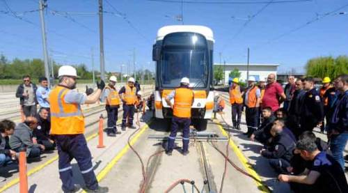 ESTRAM'da nefesleri kesen anlar: Tramvayı kaldırıp...