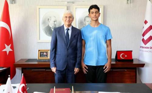 ESTÜ’ye en üst sırada yerleşen öğrenci, Rektör Özcan'la bir arada