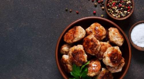 Ete Gelen Zamlardan Sonra Herkes Onu Yapıyor: Tavuk Köftesi Tarifi