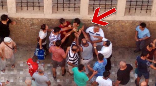 Etek altı görüntü çeken gence linç girişimi