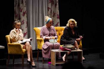 Etekler Ve Pantolonlar Adlı Tiyatro Oyunu Kırdı Geçirdi
