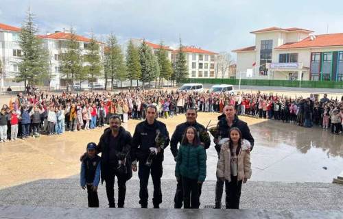 Eti Maden İlkokulu’ndan polislere sürpriz Polis Haftası kutlaması