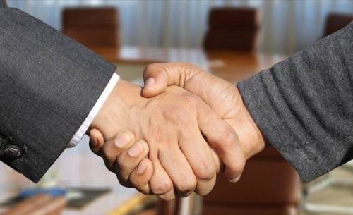 Ev sahibi, kiracı kavgasında patlama: 523 kişi tokalaşıp helalleşti