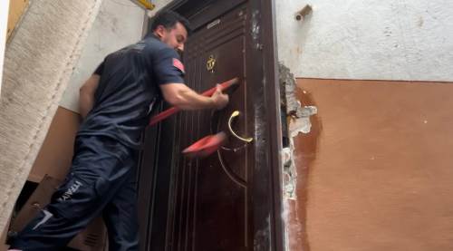 Ev sahibi kapıyı üzerlerine kitledi, balyozla çıkabildiler!