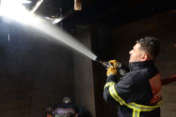 Ev Yangını İtfaiye Ekiplerinin Müdahalesi İle Söndürüldü
