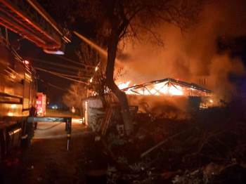 Evde Çıkan Yangın Ahır Ve Samanlığa Sıçrayınca 7 Küçükbaş Hayvan Telef Oldu
