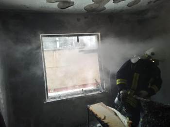 Evde çıkan yangından 1’i çocuk 3 kişi etkilendi