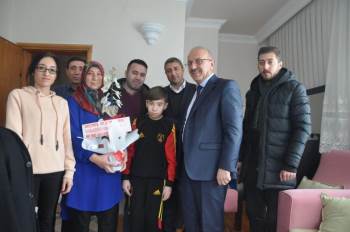 Evde Eğitim Verilen Öğrencilere Karneleri De Evde Verildi
