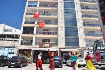 Evde Kalan Çocuklara Çizgi Film Maskotlarından 23 Nisan Sürprizi
