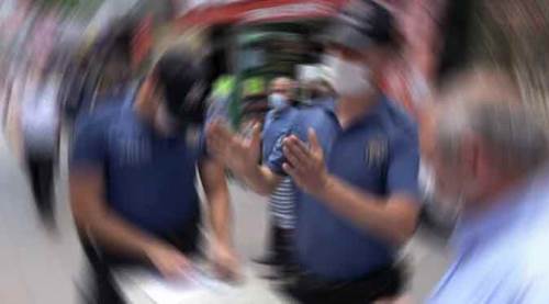 Evde karantinada olması gerekiyordu, bakın nerede yakalandı!