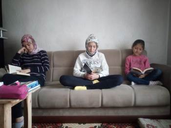 Evde Uzaktan Eğitim Alıyorlar, Kitap Okuma Kampanyasına Devam Ediyorlar
