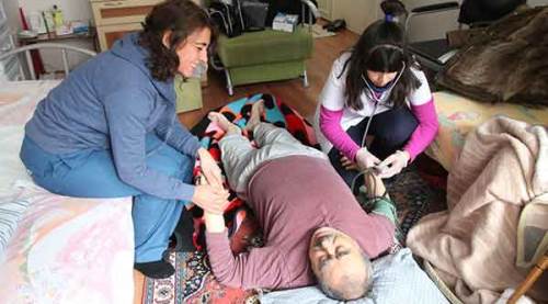 Evde yere düşen yaşlı adama belediye eli