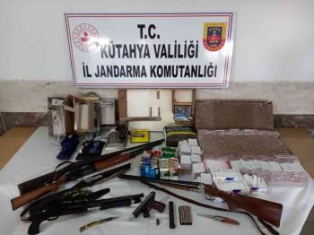 Evi Silah Ve Sigara Deposu Çıktı
