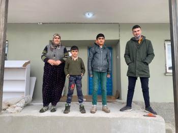 Evi Yanan Aileye Hayırseverler Sahip Çıktı
