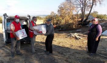 Evi Yanan Aileye Kızılay’Dan Yardım Eli
