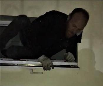 Evin Musluklarını Çalan Şüpheli, Havalandırma Camında Suçüstü Yakalandı
