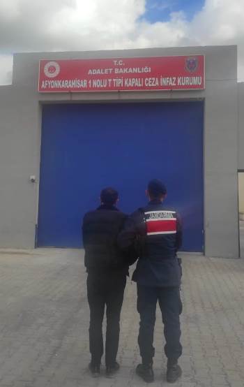 Evin Penceresinden Kaçarken Jandarma Yakaladı
